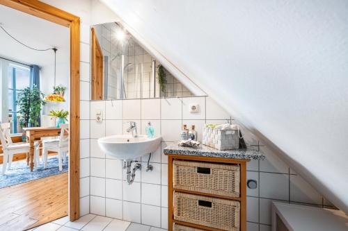 WesselburenWeitblick的浴室里有洗手池和镜子