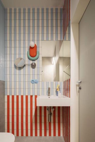 a bathroom with a sink and a mirror at HYGGE Golf House in Gowinko