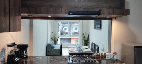 Una cocina con una mesa con platos encima. en Amathea Imperial, en Machala