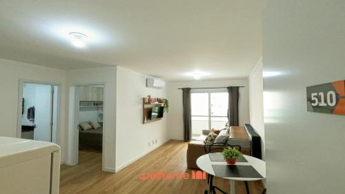 una sala de estar con un sofá y una mesa en Apartamento em Bauru em Frente ao Aeroporto, en Bauru