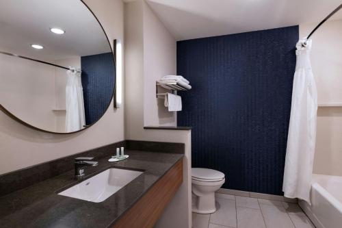 Un baño de Fairfield Inn & Suites Lincoln Crete
