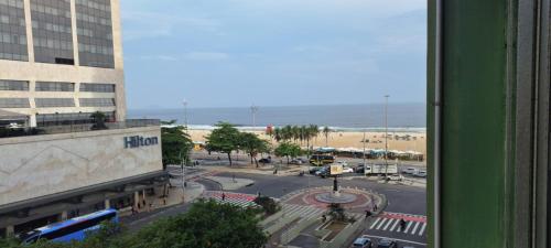 Venha relaxar com Vista para o Mar de Copacabana rua da praia com todo conforto e facilidade para sua estadia lado do próximo de varios restaurantes e todo tipo de comercio