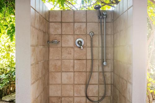 una doccia con soffione in un bagno di Residenza Fiorella a San Pantaleo