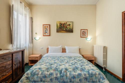 1 dormitorio con 1 cama, 2 mesas y una ventana en Bellavista Altopascio, en Altopascio