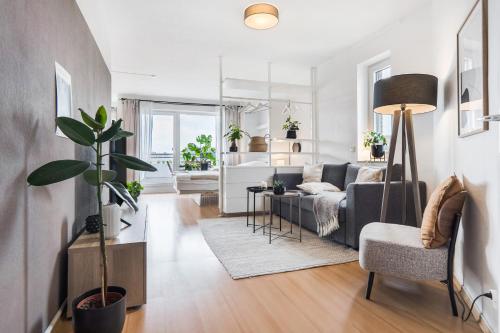 a living room with a couch and a table at Ruhiges und modernes Zuhause in Münster