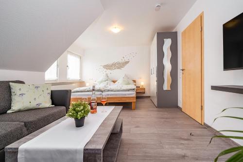 una sala de estar con un sofá y una cama en Seetraum Berger, en Hagnau