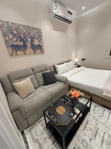 a living room with a bed and a couch at الكهوف النجدية حي الوزارات 3 in Riyadh