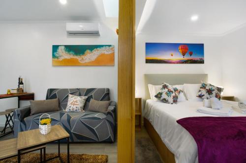 a hotel room with a bed and a couch at Litlle Zen House in Santana