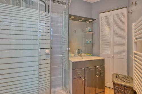 Et badeværelse på Jahier Appartement Croisic