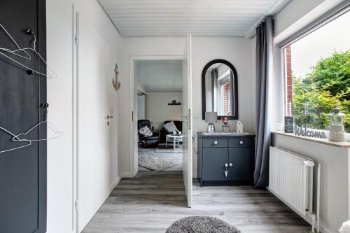 ブレートシュテットにあるNordsee-Ferienwohnung Halliglandのリビングルームに通じるドアのある廊下