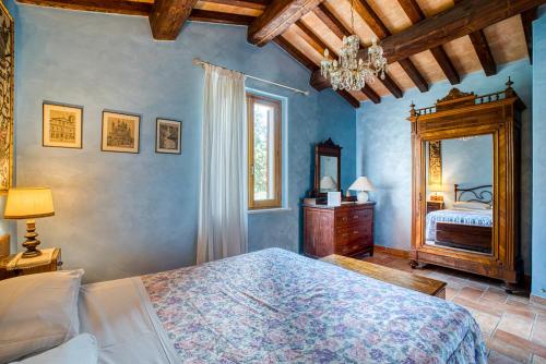 MessenanoEremo Di Santo Apollinare的带一张大床和一面镜子的卧室