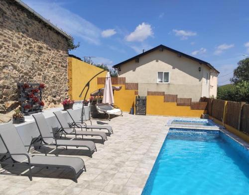 un patio avec des chaises et une piscine dans l'établissement O Bolaño Apto 3, à Parada de la Sierra