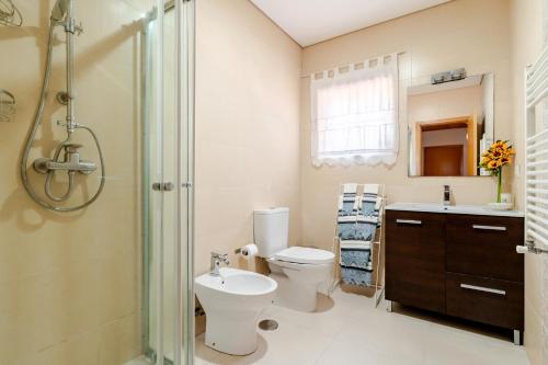 a bathroom with a toilet and a sink and a shower at Casa de Campo do Telhado Caldelas in Caldelas