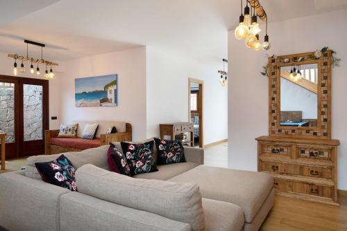 Una sala de estar con un sofá y un espejo. en Villa Peaky, en Playa Blanca