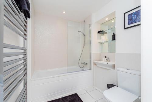 Ένα μπάνιο στο Spacious 2BR with Sea View, Zip Beds, Free Parking and FAST Wi-Fi