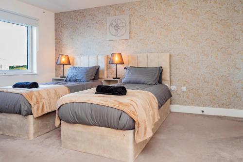 Ένα ή περισσότερα κρεβάτια σε δωμάτιο στο Spacious 2BR with Sea View, Zip Beds, Free Parking and FAST Wi-Fi