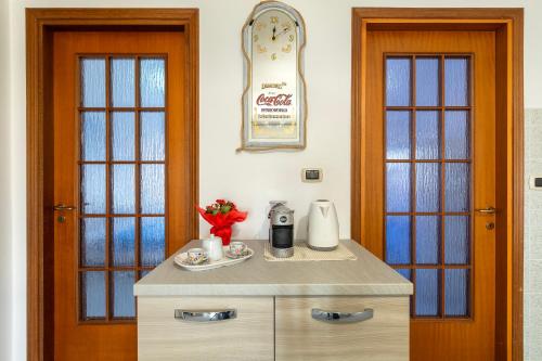 cocina con 2 puertas y barra con cafetera en Txa Vì - Terrace with sea view, en Casa Linari