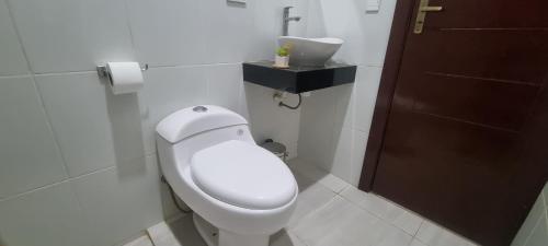 Un baño de Posada Express Confort Check-In & Free Airport Taxi