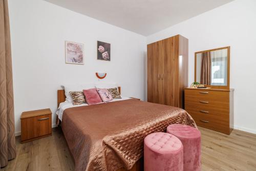 Ένα ή περισσότερα κρεβάτια σε δωμάτιο στο Apartments Near the sea Barbat