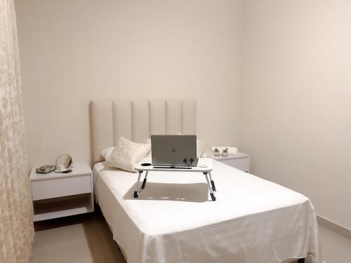 Ένα ή περισσότερα κρεβάτια σε δωμάτιο στο Posada Express Confort Check-In & Free Airport Taxi