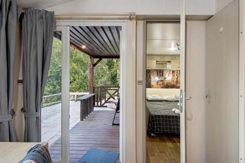 una stanza con un letto su un ponte di Nature Stone and Villas a Vila Boa do Bispo