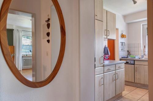 une cuisine avec un grand miroir sur le mur dans l'établissement Aufblühen in Menzenschwand, à Menzenschwand