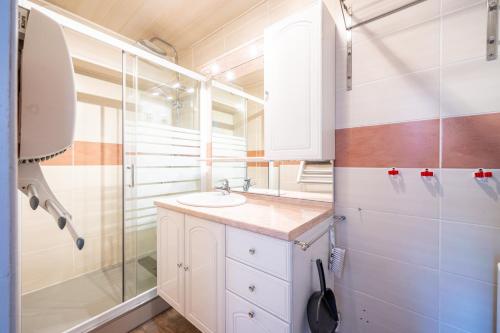 un bagno con lavandino e doccia di Schnoucky ad Albiez-Montrond