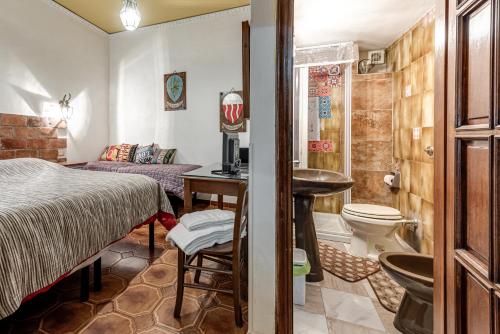 Un dormitorio con una cama, un lavabo y un inodoro. en Affittacamere Greenhause, en Florencia