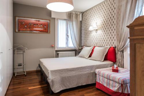 a small room with a bed and a window at Casa Ortensia in Malcesine