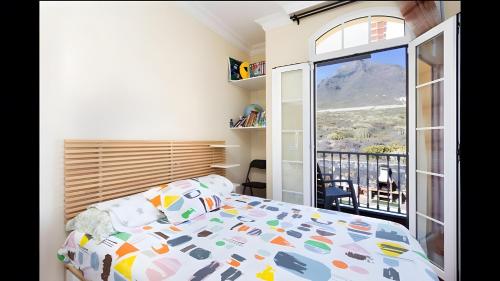 een slaapkamer met een bed en een balkon bij Villa Tenerife Luxe in Adeje