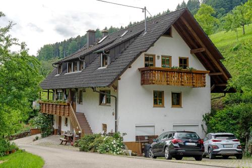 ゲンゲンバッハにあるEisenmannhofの車が2台駐車している家