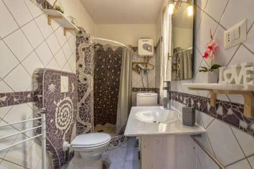 a small bathroom with a toilet and a sink at La casetta Bianca in Sassari