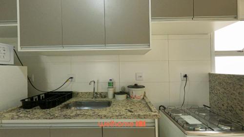 uma cozinha com pia e bancada em Apartamento em Bauru no Centro da Cidade em Bauru
