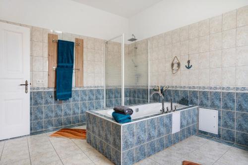 a bathroom with a tub and a shower at Inselglück in Altefähr