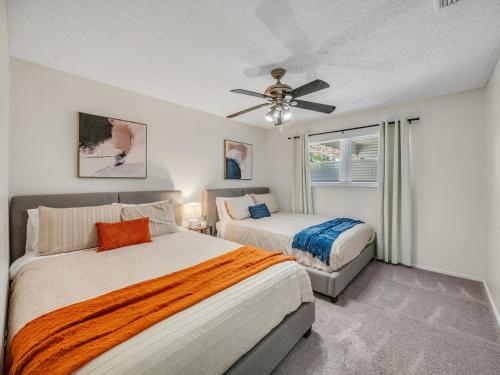 Un dormitorio con dos camas y un ventilador de techo. en Westminster Retreat 2 King Bed, Pool, Game Room, en Richardson