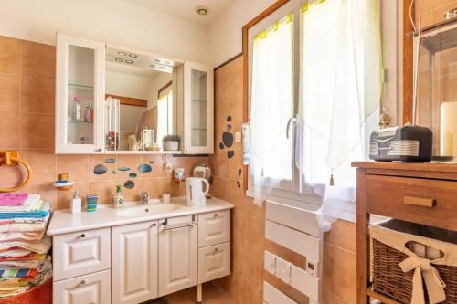 a bathroom with a sink and a window at Chambres d'hotes près lac Annecy in Étercy