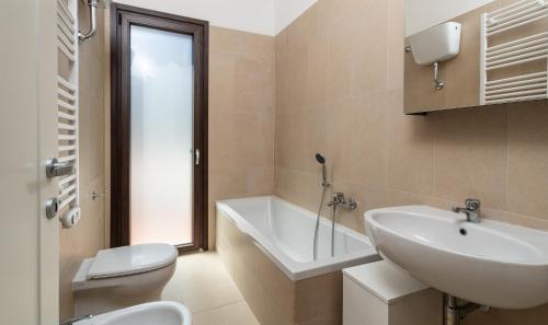 een badkamer met toilet, wastafel en bad bij Villa Lantana in Pula