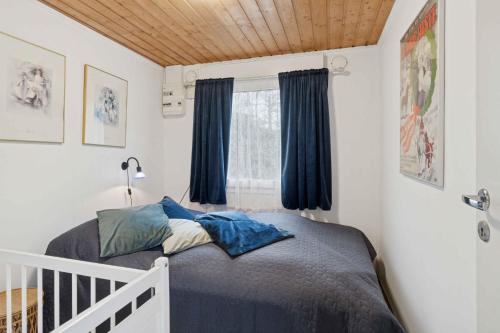 Ένα ή περισσότερα κρεβάτια σε δωμάτιο στο Cozy Seaside Cottage On Sejerø