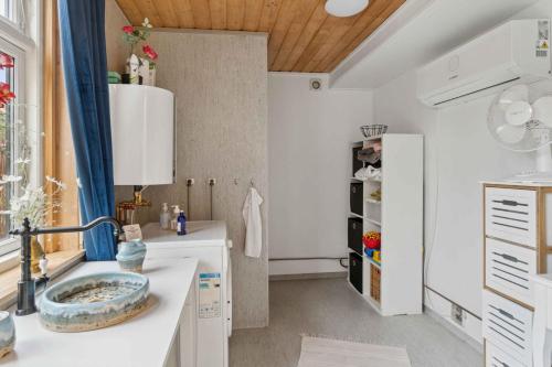 Η κουζίνα ή μικρή κουζίνα στο Cozy Seaside Cottage On Sejerø