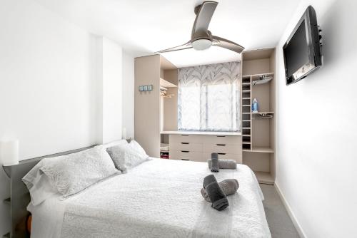 a bedroom with a bed and a flatscreen tv at Amplio Canet in Canet de Berenguer