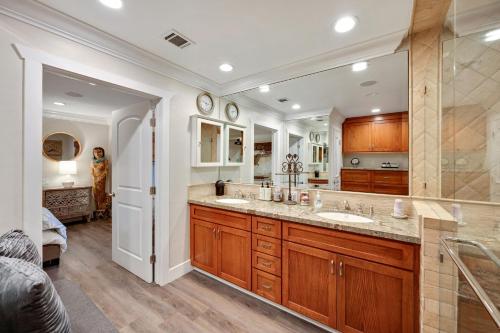 a bathroom with two sinks and a large mirror at CUTE HOME 7 BLOCKS TO BEACH . XBOX . BIKES . PETS in Huntington Beach