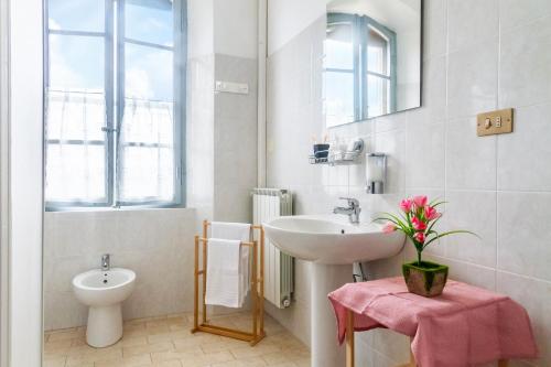 Un baño blanco con lavabo e inodoro. en Agriturismo Tramonto in Maremma, en Grosseto