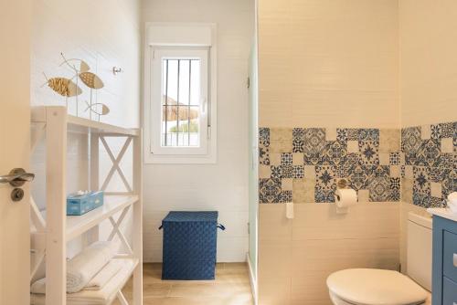 a bathroom with a toilet and a shower at Casa Orilla Sur A in El Palmar