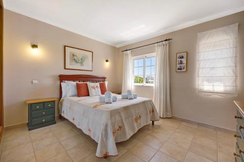 ラゴスにあるVilla Ramosの大きなベッドと窓のある寝室