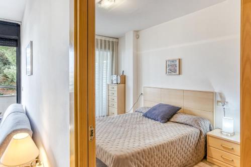 a bedroom with a bed and a window at Maritimo in Llança