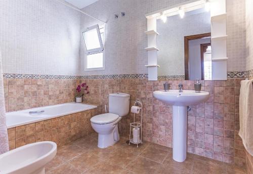 ein Badezimmer mit Toilette, Waschbecken und Badewanne in der Unterkunft Villa Manuel in Nerja in Nerja