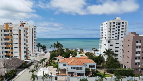 a view of the ocean from a building at Departamento excelente vista y ubicación en Tonsupa in Tonsupa