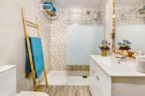Un baño blanco con bañera y lavabo. en Casa de Praia Tróia, en Tróia