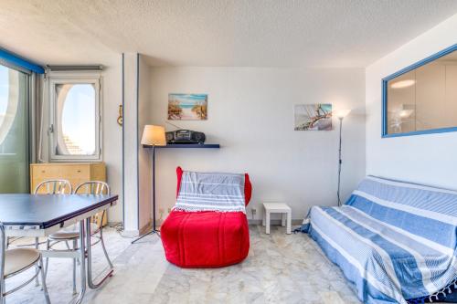 une petite pièce avec un lit et une table dans l'établissement Sur les hauteurs du Fidji, à La Grande Motte