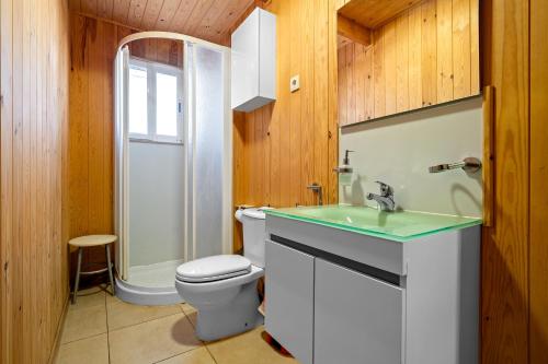 un baño con inodoro y lavabo en Casa Delta, en Camarles